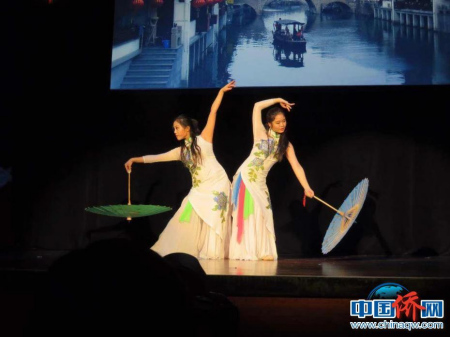 近日，由中國國務(wù)院僑務(wù)辦公室總策劃,中國駐法蘭克?？傤I(lǐng)館支持,法蘭克福華星藝術(shù)團舉辦的“文化中國·華星閃耀2017 春節(jié)晚會”在法蘭克福周邊的小城哈瑙舉行。圖為節(jié)目《江南隨想》。法蘭克福華星藝術(shù)團供圖