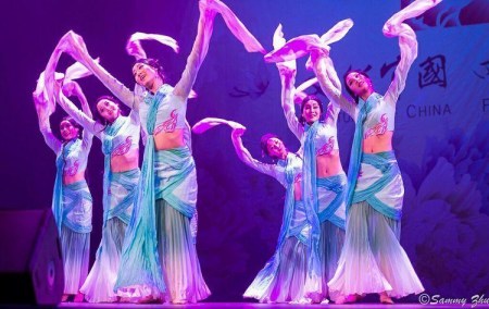 當(dāng)?shù)貢r間2月5日，“四海同春”新春文藝演出在假北岸的Bruce Mason Centre中心劇場圓滿落幕。來自中國歌劇舞劇院，中國煤礦文工團，奧克蘭的觀眾奉獻(xiàn)了二場高質(zhì)量，高水平，精彩分呈集歌、舞、民樂、雜技、變臉為一臺的綜藝節(jié)目，獲得了在場觀眾經(jīng)久不息的掌聲。（新西蘭當(dāng)?shù)厝A人供圖）