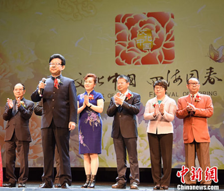 率團(tuán)前來(lái)的中國(guó)國(guó)務(wù)院僑務(wù)辦公室宣傳司司長(zhǎng)、“文化中國(guó)·四海同春”北美代表團(tuán)團(tuán)長(zhǎng)許玉明在晚會(huì)開(kāi)始時(shí)致辭。<a target='_blank' >中新社</a>記者 張朔 攝