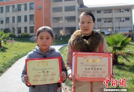 祝隆敏老師與獲獎(jiǎng)學(xué)生王佳琪?！”臼肺坠?攝