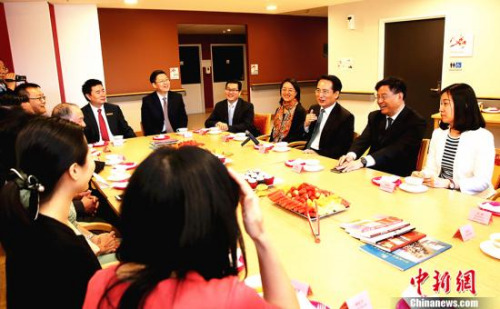 2月13日，中國(guó)國(guó)務(wù)院僑務(wù)辦公室副主任譚天星一行6人走訪(fǎng)位于悉尼懇思區(qū)華人服務(wù)社的總部。 <a target='_blank' >中新社</a>記者 賴(lài)海隆 攝