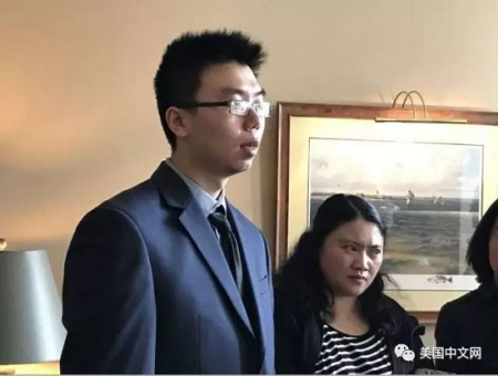 陳建生侄子陳天任與州議員談話。