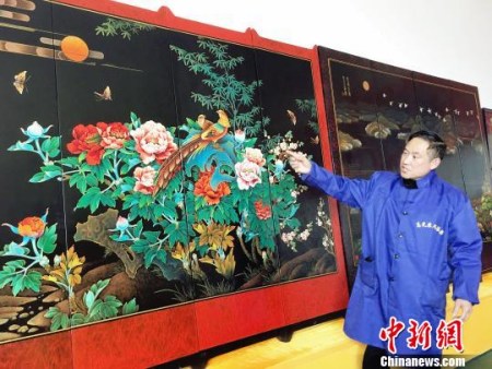 “大方彝族漆器髹飾技藝”貴州省級非遺代表性傳承人高光友制作的漆器。　楊云 攝