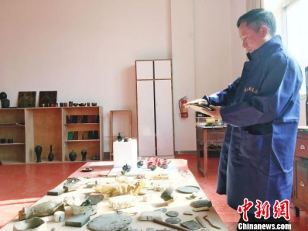 “大方彝族漆器髹飾技藝”貴州省級非遺代表性傳承人高光友制作漆器。　楊云 攝