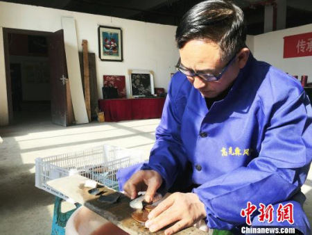 “大方彝族漆器髹飾技藝”貴州省級非遺代表性傳承人高光友制作漆器?！钤?攝