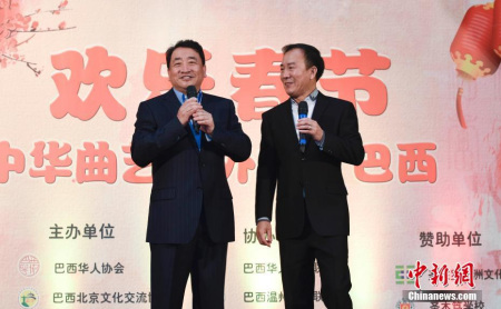 姜昆（左）與戴志誠表演壓軸相聲《樂在其外》。 <a target='_blank' >中新社</a>記者 莫成雄 攝