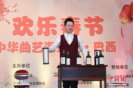 西優(yōu)秀青年魔術(shù)師歐曉斌表演脫口秀魔術(shù)《歐買嘎》。 <a target='_blank' >中新社</a>記者 莫成雄 攝