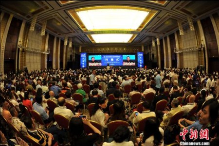 6月23日，第十六屆華僑華人創(chuàng)業(yè)發(fā)展洽談會在武漢開幕，本屆大會以“萬僑創(chuàng)新，共享機遇”為主題，吸引了來自60多個國家和地區(qū)的1000多位海外嘉賓、國內(nèi)2000多位代表參會。大會期間，將舉辦武漢論壇、“華創(chuàng)杯”創(chuàng)業(yè)大賽頒獎儀式、“僑夢苑”揭牌儀式、重點項目簽約以及專場論壇、項目推介洽談等活動。 <a target='_blank' >中新社</a>記者 張暢 攝