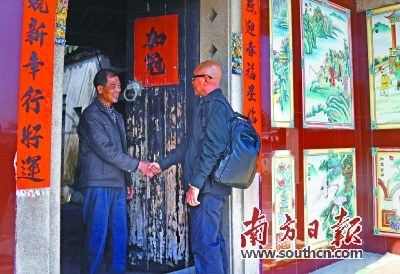  陳克湛(右)敲開劉志信祖宅大門，尋訪回批后人。許端陽 攝