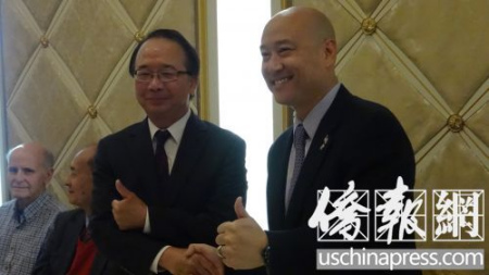 陳贊新和梁僑漢在競(jìng)選造勢(shì)活動(dòng)中相互支持。（美國(guó)《僑報(bào)/高睿 攝）