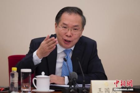 圖為大會新聞發(fā)言人王國慶答中外記者提問。<a target='_blank' >中新社</a>記者 韋亮 攝
