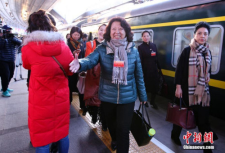 3月2日清晨，出席十二屆全國人大五次會議的黑龍江代表團乘火車抵達北京，成為首批抵京的京外代表。 <a target='_blank' >中新社</a>記者 劉震 攝