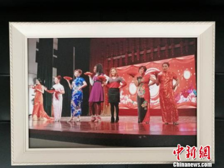 僑鄉(xiāng)青田送文化禮堂出國門。王宇提供