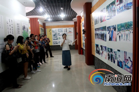 “南洋文化之旅·感受文昌魅力”大型媒體采風(fēng)活動(dòng)走進(jìn)文昌中學(xué)。 南海網(wǎng)記者陳望 攝