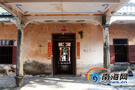 “南洋文化之旅·感受文昌魅力”大型媒體采風(fēng)活動(dòng)走進(jìn)文昌王兆松故居。 南海網(wǎng)記者陳望 攝