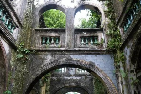 符家宅的西洋石拱建筑，雄偉壯觀。墻壁和地面上苔蘚，勾勒出古宅讓人情緒復(fù)雜的悲傷。（圖片來(lái)源：中國(guó)僑網(wǎng)）