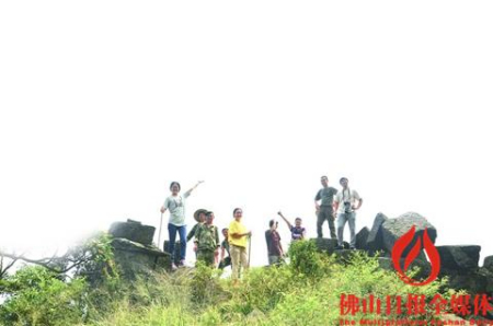 　2016年10月，佛山日報采訪團在瑤族護林隊的帶領(lǐng)和保護下登上羅坑茶巖頂。/佛山日報見習記者譚吉慧