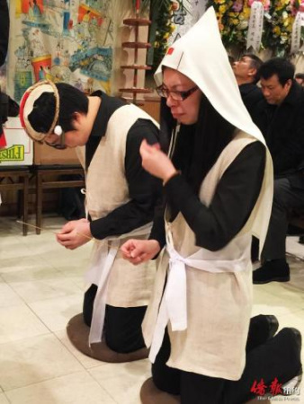 女兒文新更忍不住灑淚。（美國《僑報》/葉永康 攝）