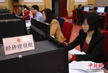 3月13日，十二屆全國人大五次會議秘書處議案組，工作人員正抓緊對代表議案逐件進行分析，研究提出初步處理意見，由大會秘書處按程序提請大會主席團審議。秘書處議案組副組長孔平介紹說，十二屆全國人大五次會議期間，大會秘書處議案組共收到代表團、代表聯(lián)名提出的議案514件，收到代表建議8360件。 <a target='_blank' >中新社</a>記者 劉震 攝