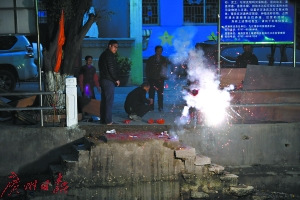 村民放鞭炮慶祝。
