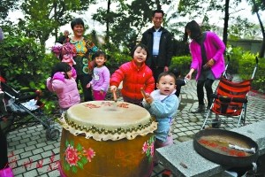 孩子們在現(xiàn)場敲起了鑼鼓。