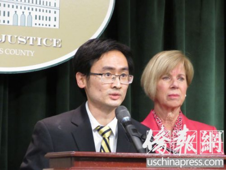 被害夫婦的兒子王宇璿（左）請求人們提供線索。（美國《僑報》/翁羽 攝）