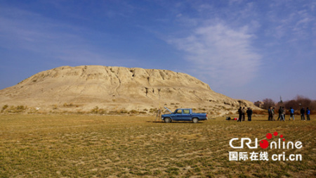 中伊聯(lián)合考古隊(duì)在納德利土丘工作 攝影:水濤 中伊聯(lián)合考古隊(duì)在納德利土丘工作 攝影:水濤