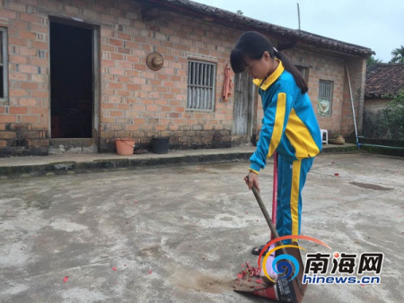 馮靜怡放學(xué)后在家里打掃衛(wèi)生。南海網(wǎng)記者 高鵬 攝