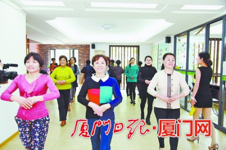 一股全民學(xué)國(guó)際禮儀的熱潮在湖里蔓延開來。（ 郭婧 攝）
