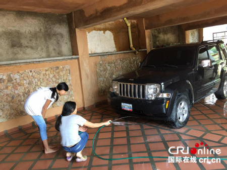 孩子們洗車(chē)，被馮女士偷拍。（馮女士供圖）