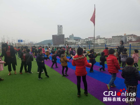 3月16日清晨，江陰鎮(zhèn)的孩子們?cè)诟蠋熥鲈绮佟＃▏?yán)和勇供圖）