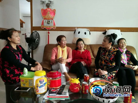 羅玉瓊(右二)和團員正在家中交流。南海網(wǎng)記者 高鵬 攝