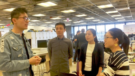 為避免人才流失，芝加哥五所院校將為自主創(chuàng)業(yè)的國際學(xué)生提供H1B，IIT學(xué)生奉亞楚（左一）、況然（左二）、閻夢（右二）、蔣曉萌（右一）分享各自見解。（美國《世界日報》/董宇 攝）