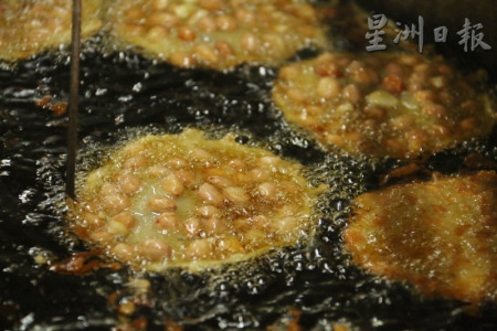 控制火候、掌握好油炸時間等一連串制作節(jié)奏，是由經(jīng)驗自然累積而成的。（馬來西亞《星洲日報》）