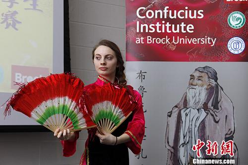 當(dāng)天獲季軍的多倫多大學(xué)選手康樂樂在才藝比賽中表演“廣場舞”。 <a target='_blank' >中新社</a>記者 余瑞冬 攝