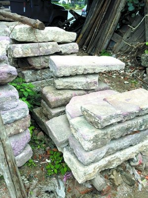 舊建材市場成堆的舊石板。
