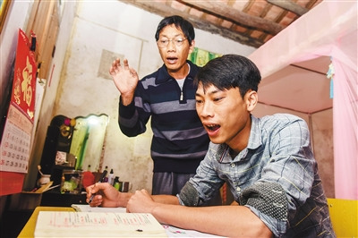 吳光明幫兒子吳志平認真?zhèn)湔n，這是父子倆幾乎每晚都要進行的“必修課”。