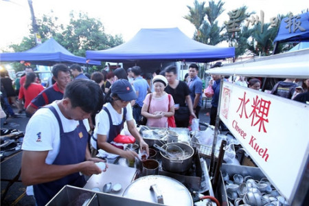 義興水粿一開檔顧客就陸續(xù)上門光顧，訪談中何修萬(左一起)和朱燕妮都一直忙得不可開交。