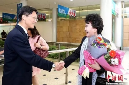 22日，國僑辦主任裘援平抵達(dá)悉尼，中國駐悉尼總領(lǐng)事館總領(lǐng)事到機(jī)場(chǎng)迎接。