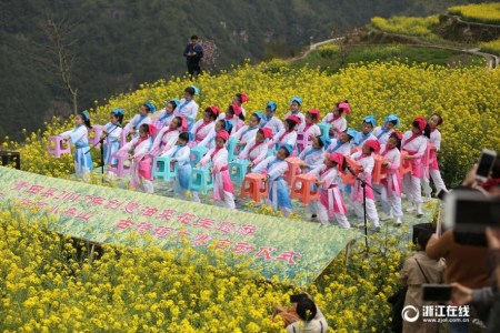 小朋友們?cè)诨ê＠锢收b節(jié)目《弟子規(guī)》。