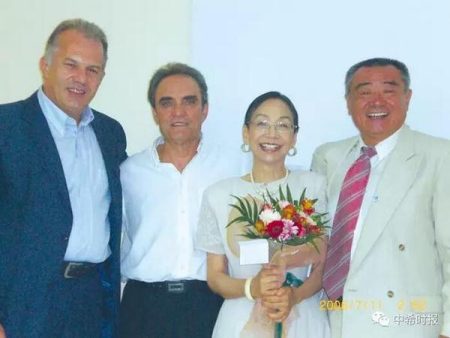 李成貴與卡贊扎基市長(zhǎng)（左一）等在作家的博物館合影。（希臘《中希時(shí)報(bào)》）