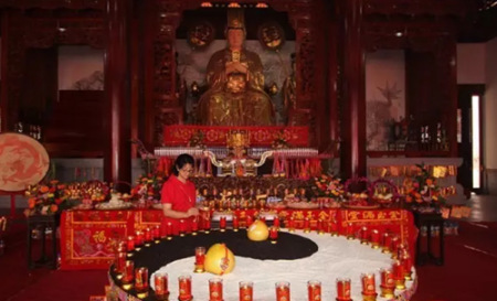 2015年9月21日黃女士點(diǎn)燃心燈敬媽祖 2015年9月21日黃女士點(diǎn)燃心燈敬媽祖