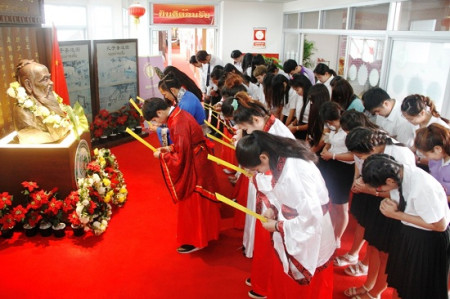 身著漢服的泰國(guó)學(xué)生向孔子施禮祭拜。