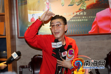 我國(guó)著名表演藝術(shù)家六小齡童演繹如何把孫悟空演的傳神。記者 陳望 攝