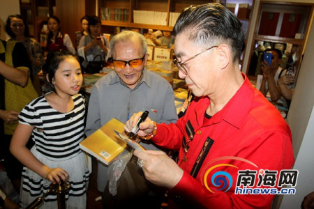 我國(guó)著名表演藝術(shù)家六小齡童給海南一名老人簽名。記者 陳望 攝