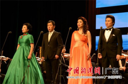 廣東音樂界著名歌唱家崔崢嶸、楊巖、劉穎、吳哲銘(從左至右)擔(dān)綱主唱