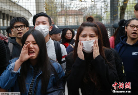 資料圖：圖為當?shù)貢r間28日，在法國巴黎的亞裔民眾在巴黎警察局門外與法國防暴警察對持。