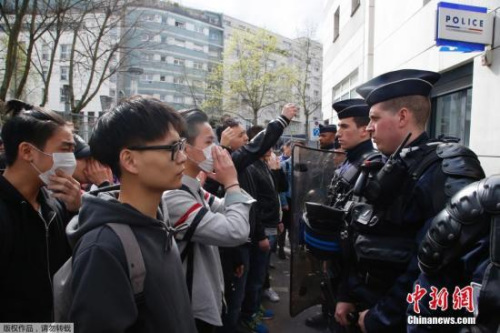 巴黎亞裔民眾在巴黎警察局外遇法國防爆警察對峙。