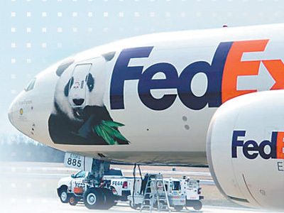 2月21日，熊貓“寶寶”搭乘FedEx為它免費(fèi)提供的專機(jī)飛往中國。 　　 高 石攝