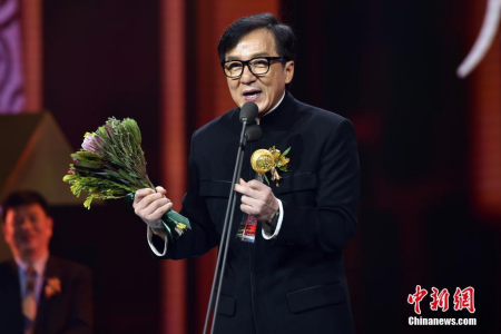 成龍領(lǐng)獎發(fā)表獲獎感言。 <a target='_blank'  >中新網(wǎng)</a>記者 金碩 攝
